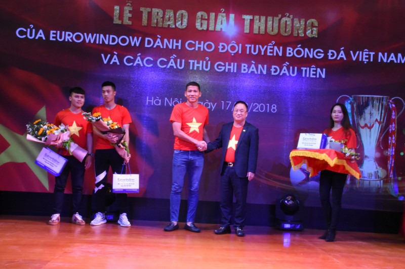 eurowindow trao thuong hon 3 ty dong cho doi tuyen bong da viet nam