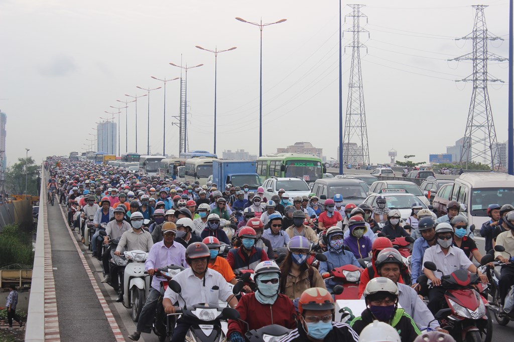 tranh lo cot giua duong nguoi phu nu bi xe bon can chet