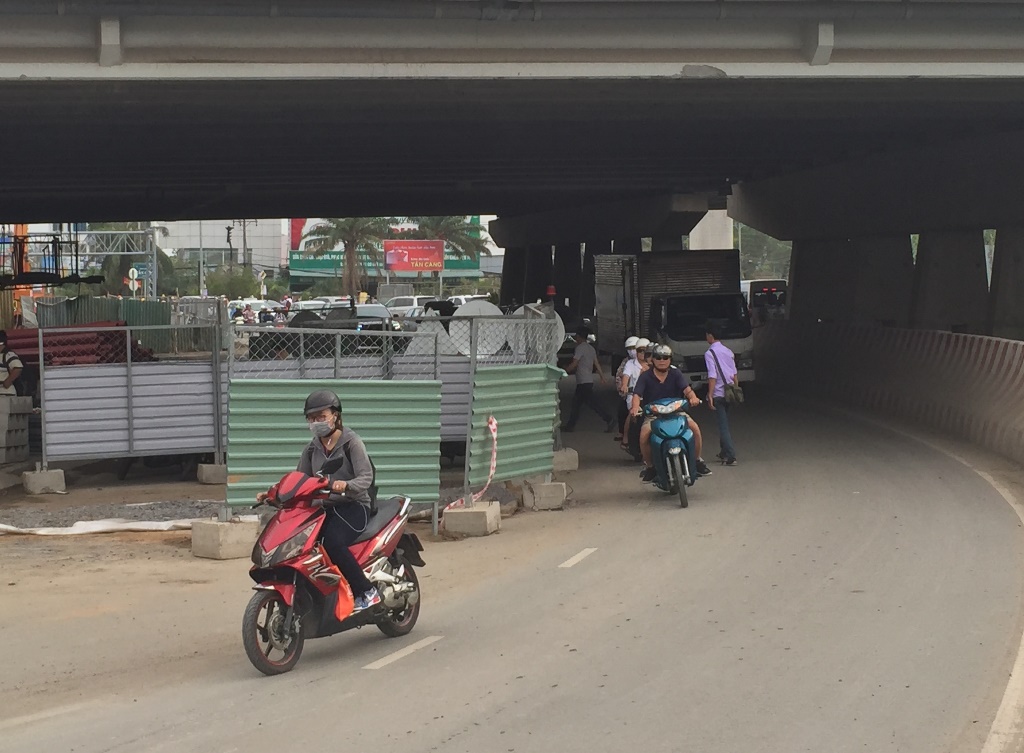 tranh lo cot giua duong nguoi phu nu bi xe bon can chet