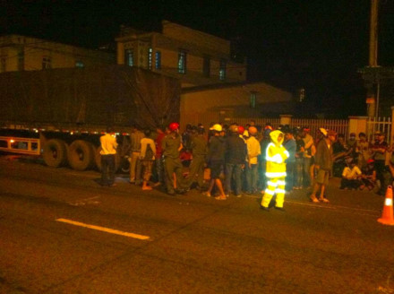 mot chien si cong an tu vong khi tong vao duoi xe container