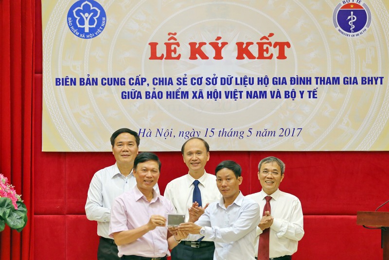 Bàn giao dữ liệu hộ gia đình tham gia BHYT