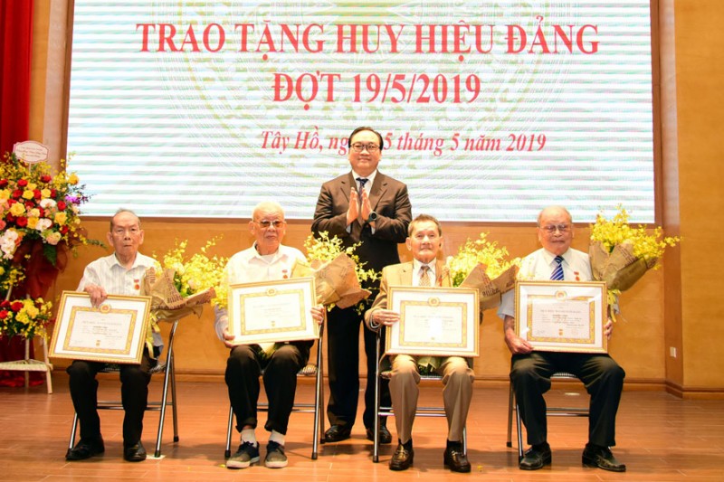 ha noi trao huy hieu dang cho 7051 dang vien