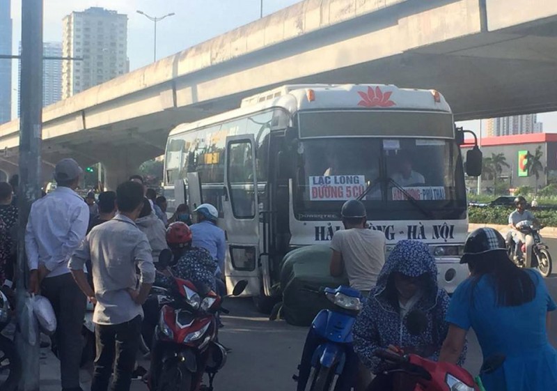 Ngang nhiên hoạt động trước bốt cảnh sát giao thông