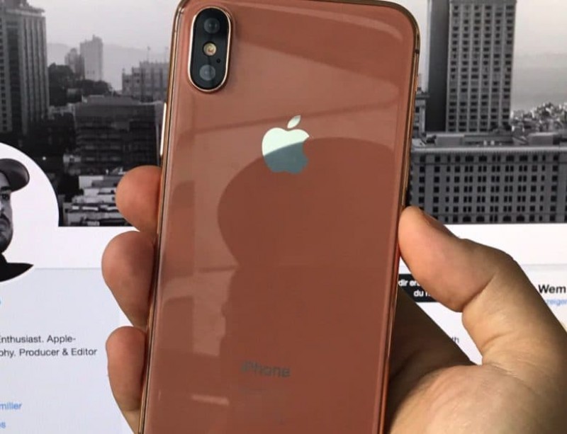 Cộng đồng mạng "phát sốt" với chiếc iPhone 8 trong túi quần CEO Tim Cook