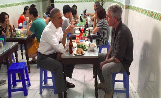 video tong thong obama an bun cha sap chieu tren cnn