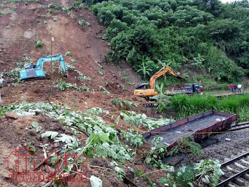 Chạy đua với thời gian cứu hộ tuyến đường sắt Hà Nội - Lào Cai