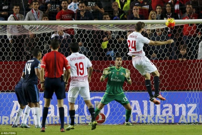 Gục ngã trước Sevilla, Real Madrid mất ngôi đầu vào tay Barca