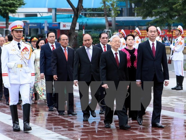 Lãnh đạo Đảng, Nhà nước đặt hoa tưởng niệm tại Tượng đài Lenin