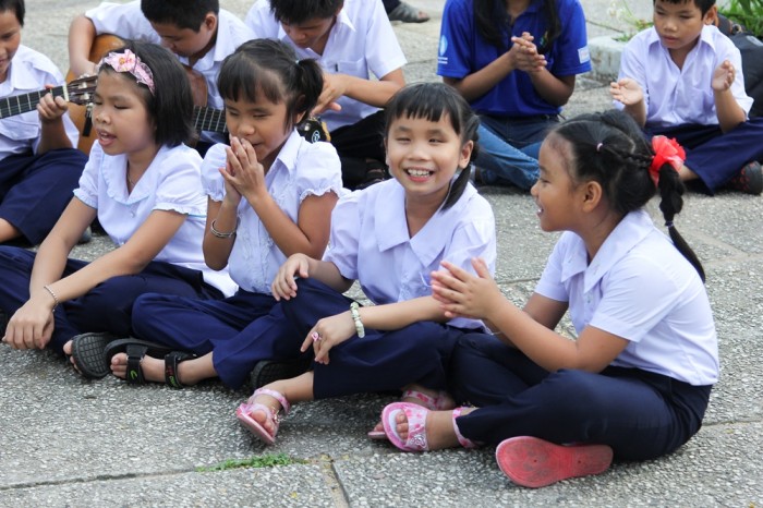 Thanh Hằng gần gũi bên các em nhỏ có hoàn cảnh khó khăn