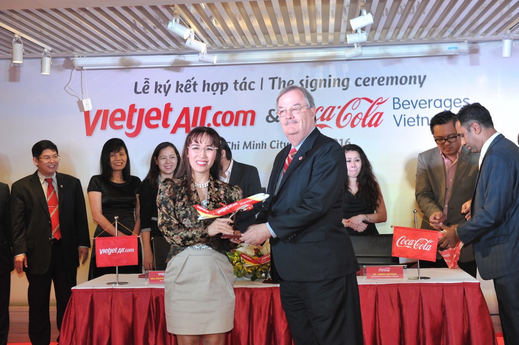 vietjet hop tac voi coca cola