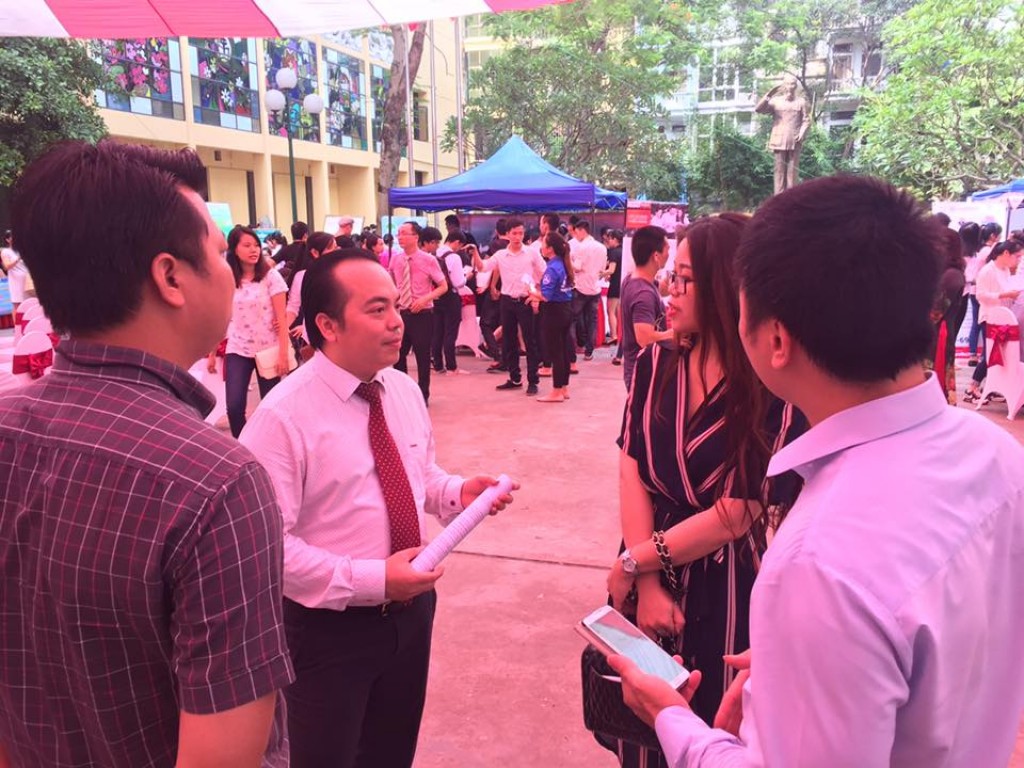 tung bung ngay hoi huong nghiep va viec lam lan thu 19