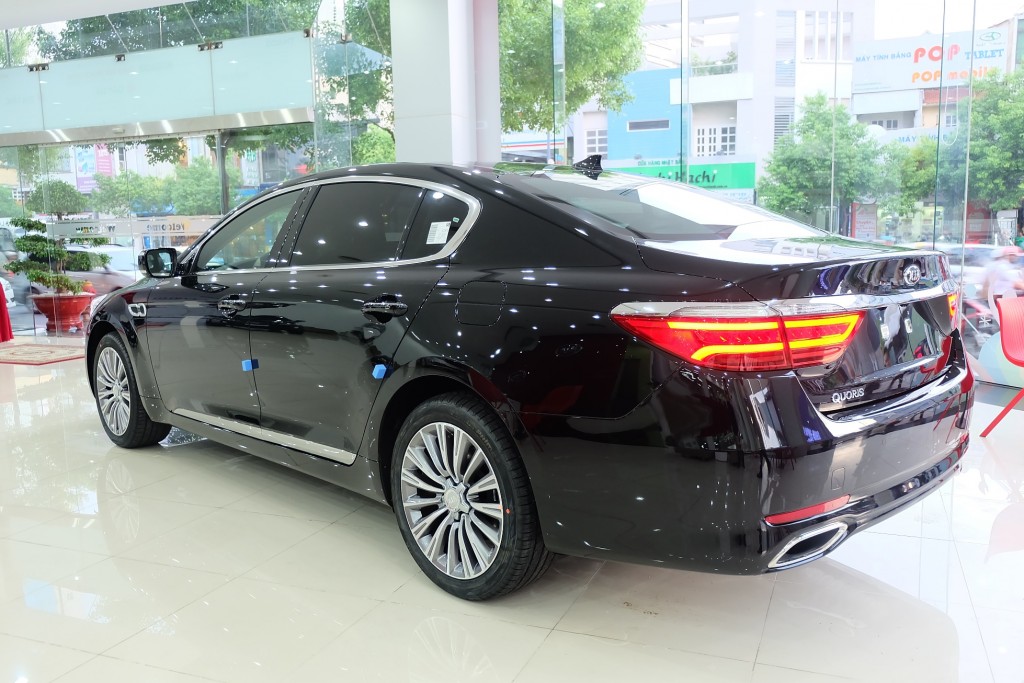 xe sedan hang sang co lon kia quoris trinh lang