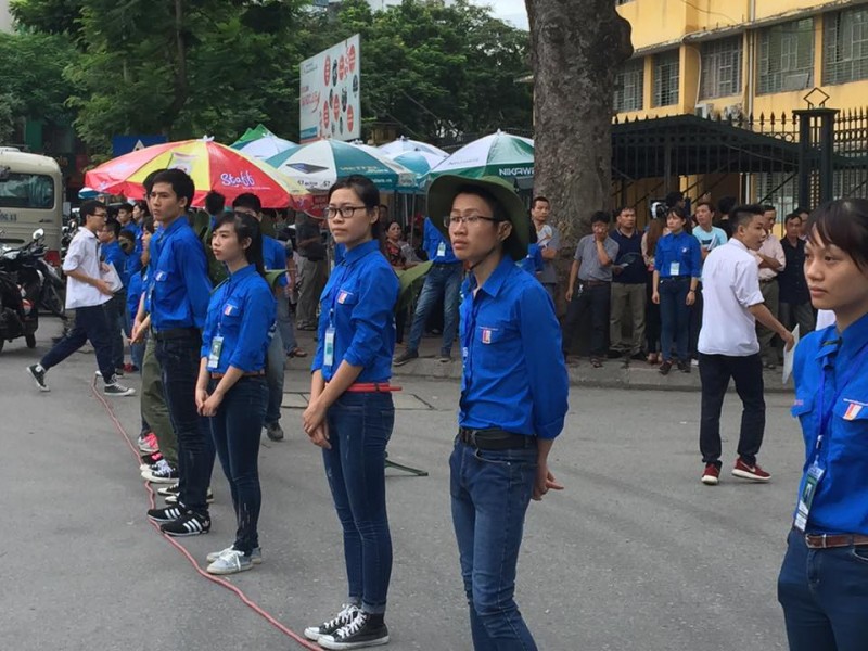 Đồng hành cùng sỹ tử trong ngày thi thứ hai