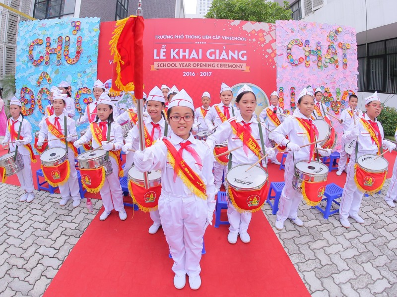 ‘Chú lính chì’ Thiện Nhân trong ngày khai giảng ở trường mới