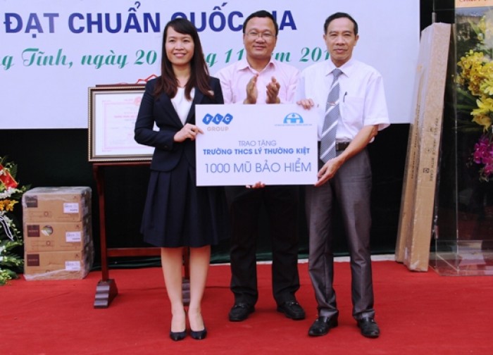 Tập đoàn FLC trao tặng 1.000 mũ bảo hiểm cho học sinh Nam Định