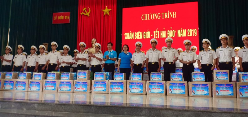 nhung mon qua nghia tinh gui quan va dan truong sa