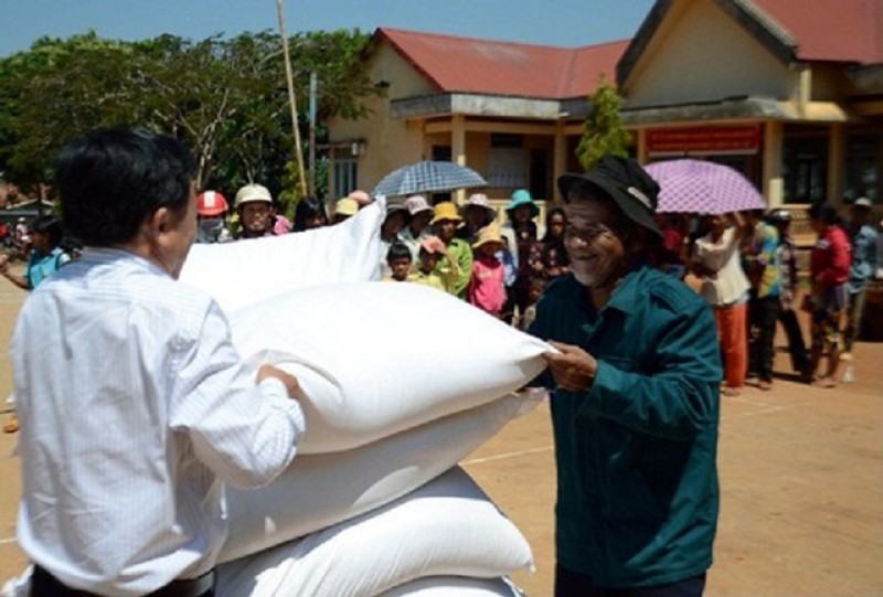 Hỗ trợ gạo cho 2 tỉnh