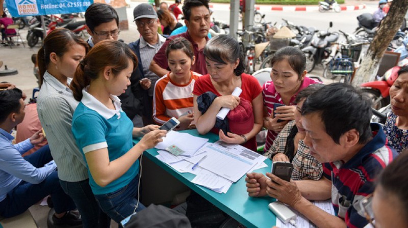 Khách hàng đến chụp ảnh “chính chủ” cho thuê bao di động, các nhà mạng quá tải