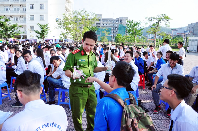 Chung tay đẩy lùi ma túy đá