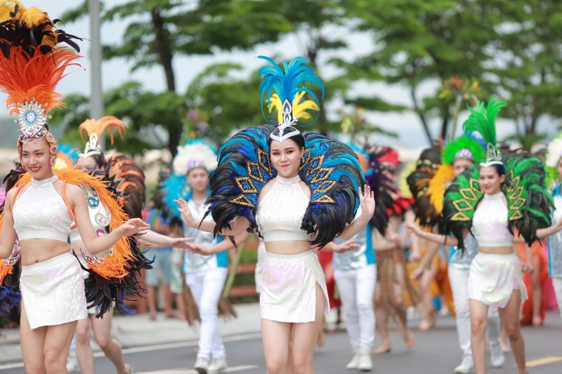 man nhan voi nhung vu dieu duong pho ruc ro mo man carnaval ha long 2019