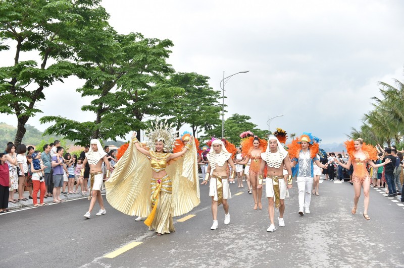 man nhan voi nhung vu dieu duong pho ruc ro mo man carnaval ha long 2019