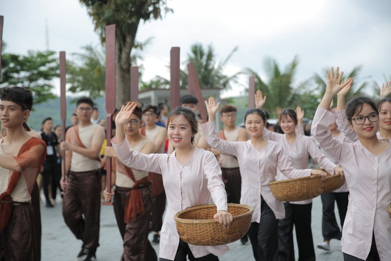 man nhan voi nhung vu dieu duong pho ruc ro mo man carnaval ha long 2019