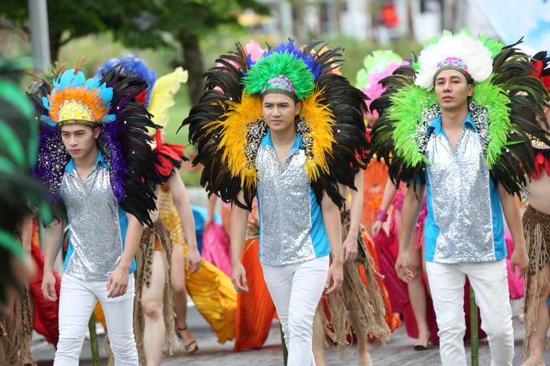 man nhan voi nhung vu dieu duong pho ruc ro mo man carnaval ha long 2019