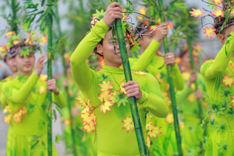 man nhan voi nhung vu dieu duong pho ruc ro mo man carnaval ha long 2019