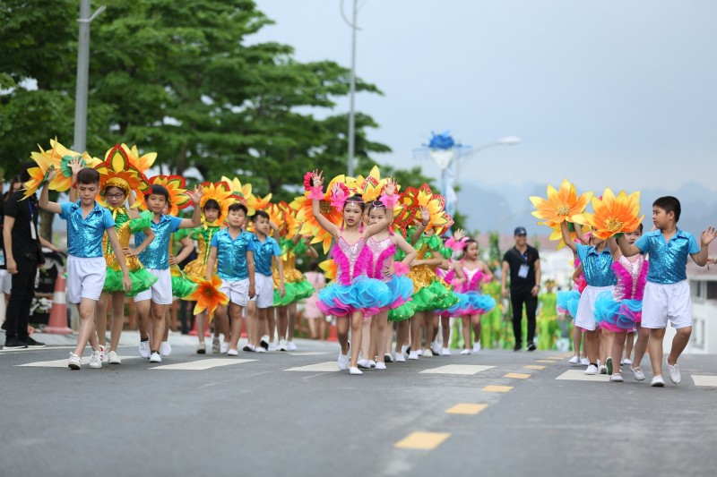 man nhan voi nhung vu dieu duong pho ruc ro mo man carnaval ha long 2019