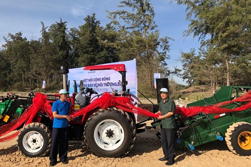 Bình Thuận: Đưa vào sử dụng loạt máy cào rác chuyên dụng làm sạch môi trường biển