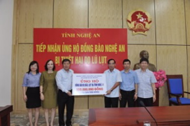 cong doan ngan hang nha nuoc trao 800 trieu dong ung ho nguoi dan vung lu