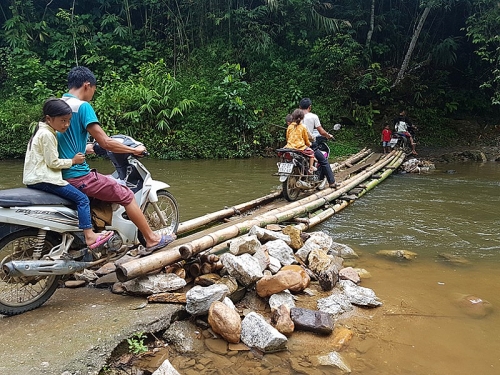 tre em khuoi luon khong con lo lang nhung nguy hiem rinh rap khi mua lu ve