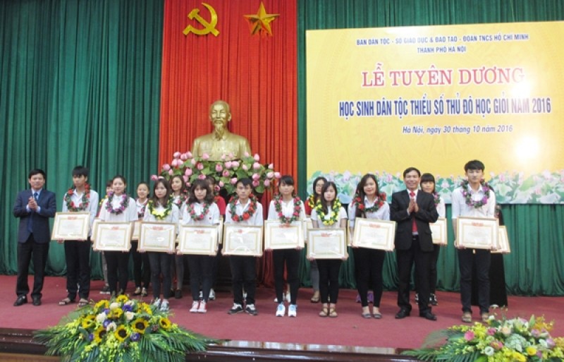 ha noi tuyen duong hoc sinh dan toc thieu so thu do hoc gioi nam 2016