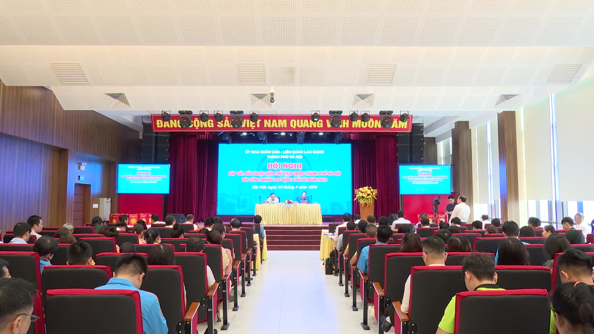 Chủ tịch UBND thành phố Hà Nội đối thoại với công nhân game bài uy tín
