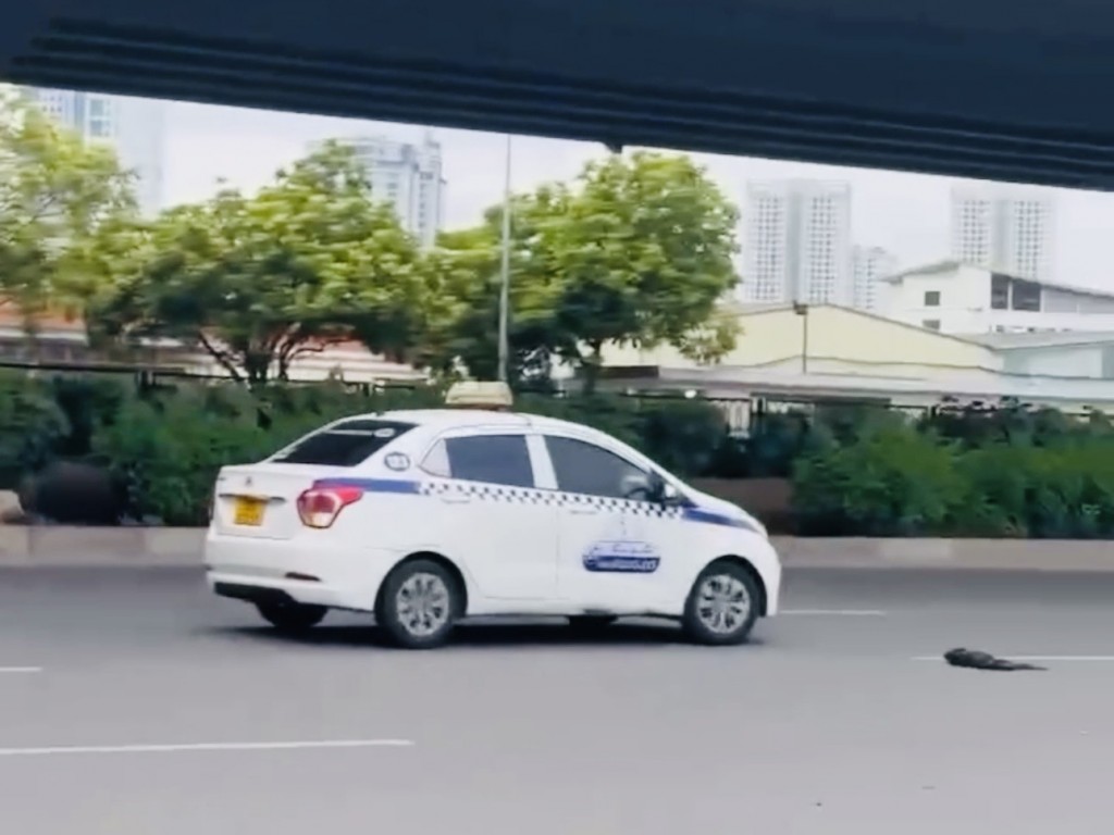 Video tài xế taxi "drift" trên đường Phạm Hùng